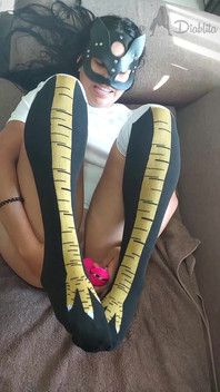 Chica Enmascarada Se Divierte Dándole Placer a Su Coño Afeitado Con Su Juguete