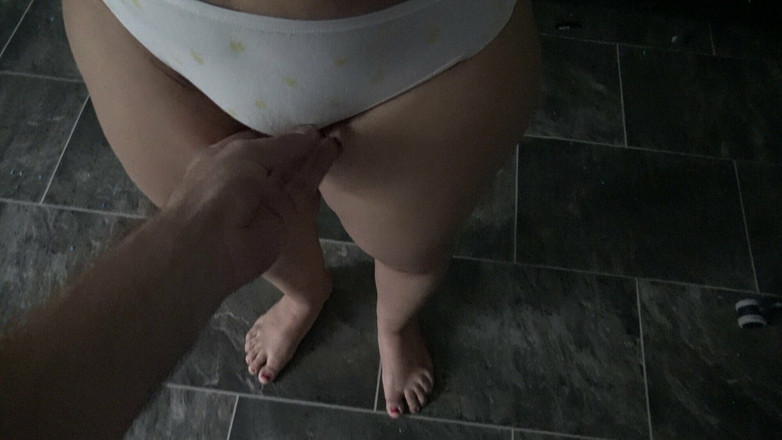 Souzan Halabi: 継母は私に彼女のパンティーで兼を許可します