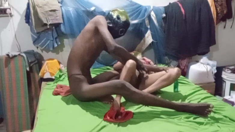 Bengaliauntykichut: Ik vingerde het poesje van de lokale buurvrouw tante met...