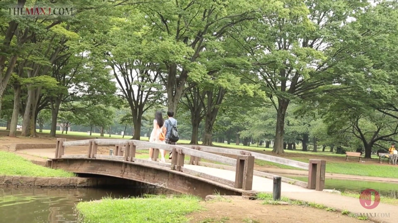 Asian happy ending: ランジェリーでアジアの毛の猫女の子が朝食後朝の性交ルーチン、パート1