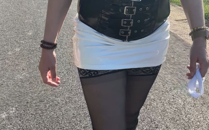 Lady Oups: Perdo Il Perizoma Durante Una Passeggiata All'aperto Con Un Vestito...