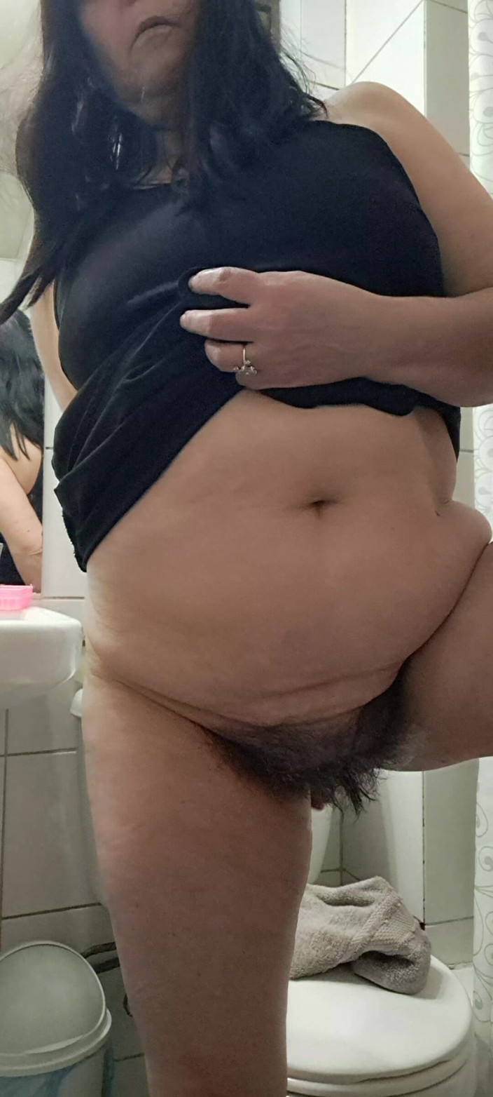 Mommy big hairy pussy: Zralá MILFka je dole nahá