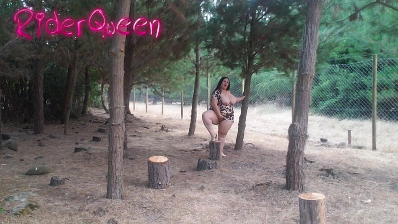 Riderqueen BBW Step Mom Latina Ebony: Дупа поклоняється сексуальній мачусі на відкритому повітрі
