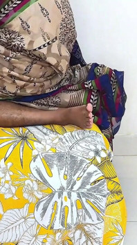 Indische desi, heiße stiefmutter will groben fick vom freund des stiefsohns, wenn er auf dem bett ruht!