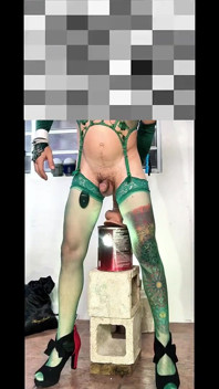 Fofa meia verde transsexual ao ar livre exposição pulando insight dildo anal