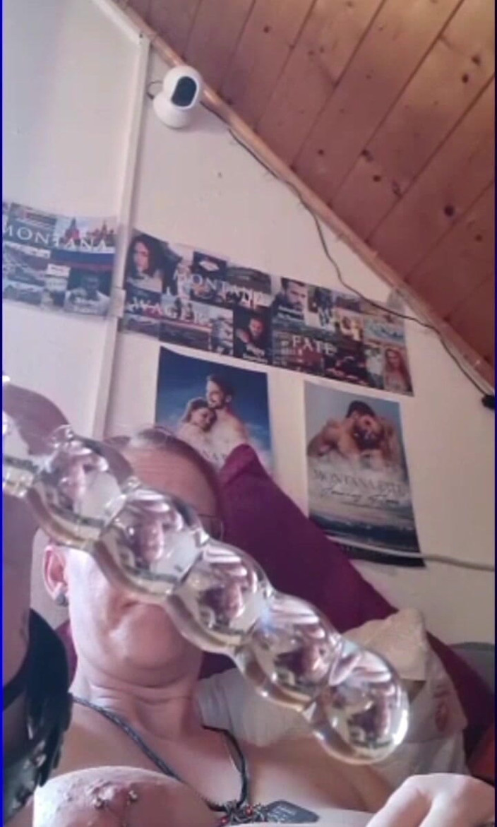 KittieNoOne: Diversão com plug anal