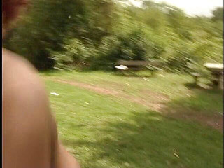 Lucky Cooch: Zrzavá holka honí svého přítele venku