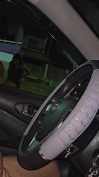 Penis care arată într-o noapte ploioasă pentru două brunete pe stradă