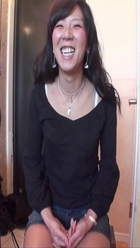 Asiática milf cavalgando um pau com sua boceta peluda