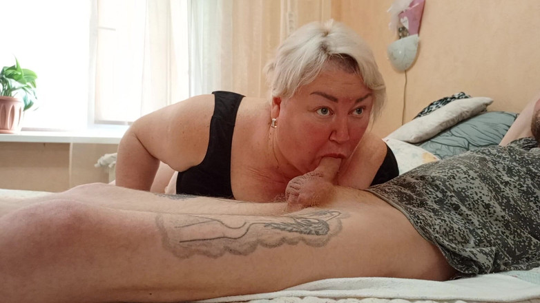 Zona901: Tiefer blowjob, spermaladung von stiefmutter