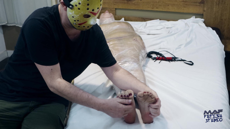 MAF fetish studio: Gabriela dalam mummification dengan balut plastik, sebatan, bastinado dan menggelitik