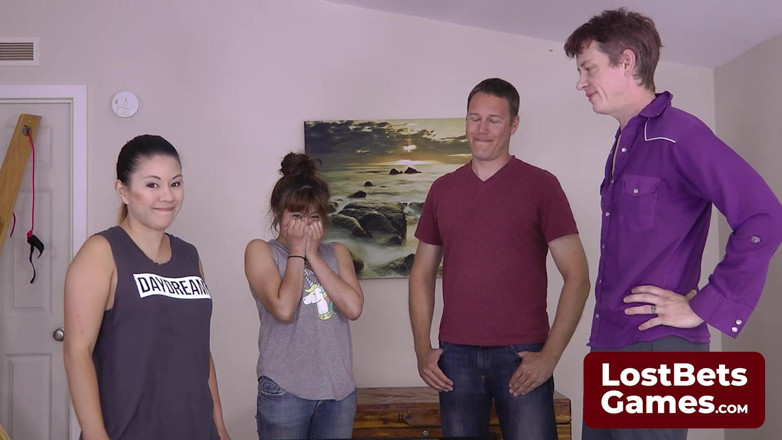 Lost Bets Games: Um toque moderno no spin the bottle com dois casais...