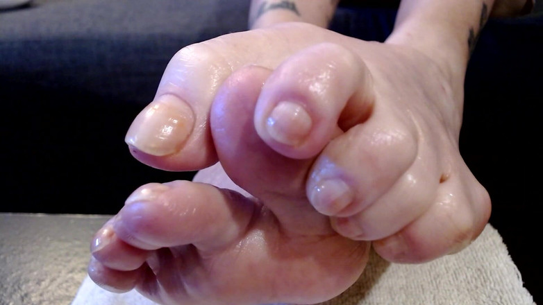 Abby Anna: Piedi oliati e lunghe unghie dei piedi naturali