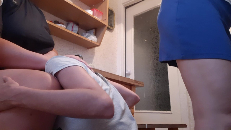 Lesbian-illusion: Saat pembaning rumah tangga kami lagi cuci piring, pacarku dengan...