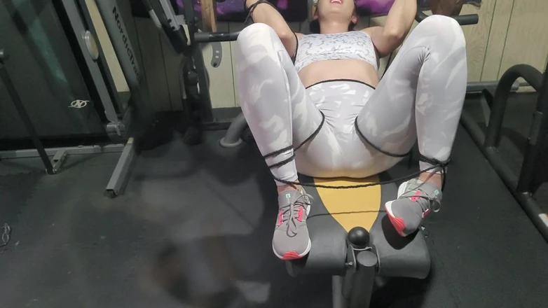 Mimiandevan: La ragazza yoga legata alla corda bDSM squirta dappertutto sul...