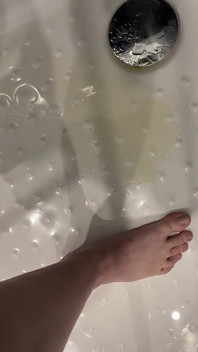 淋浴时撒尿