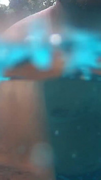 Casal indiano em momentos quentes na piscina do hotel