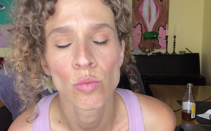 VibeWithMommy: 젖탱이를 빨고 빨아주는 핫한 금발 이제 반응 비디오를 제공하는 Im!