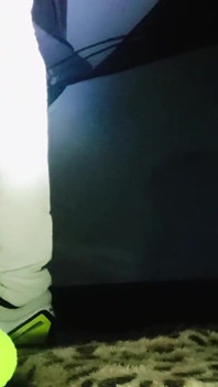 Etek giymiş genç bir kadın kalçalarını genişçe açar.