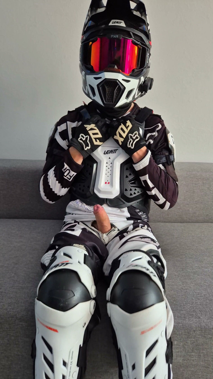 Sneakersmax98: Motocyklista v gearu stříká na sebe