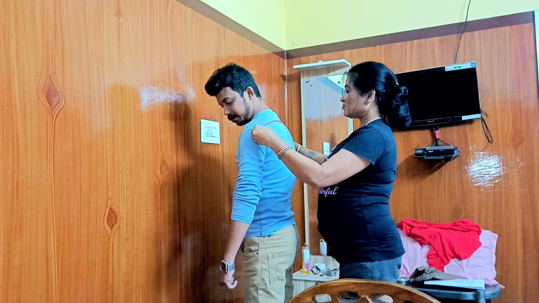 BIREA: 热辣的印度女孩女裁缝正在测量男孩看到商店空无一人，她们做爱