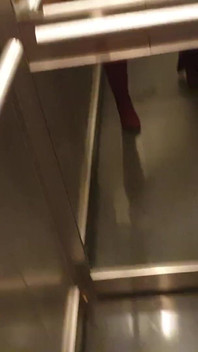 我在电梯里最快的高潮，非常危险的业余熟女多次高潮闪烁
