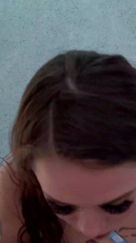 Culona Richh Des es follada por una gran polla de Jmac afuera en la piscina