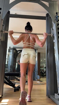 ออกกำลังกายตูดอวบยักษ์ในกางเกงขาสั้นรัดรูป