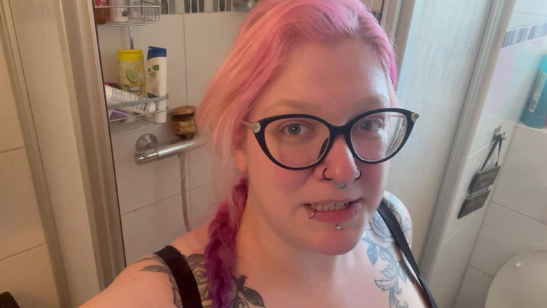 Abby Strange: Haarige Pussy Und Schöner Pissstrahl