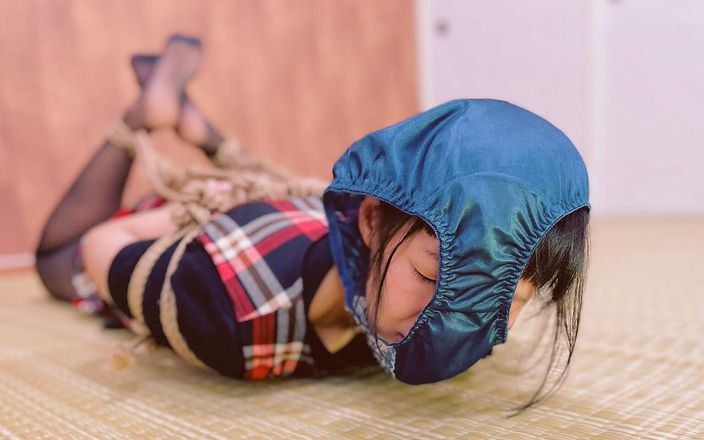 ushirosugatanomiki: Straff genom att sätta hennes trosor över ansiktet