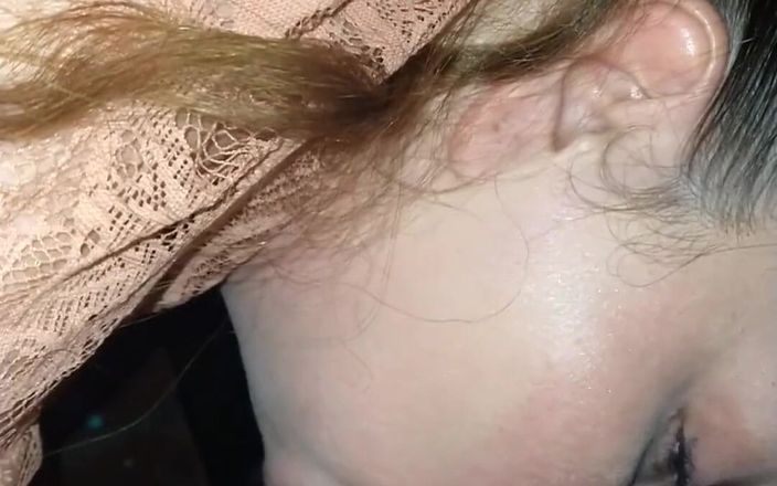 Kimmywetwet: Avalage de pisse sous le porche par une grosse bite...