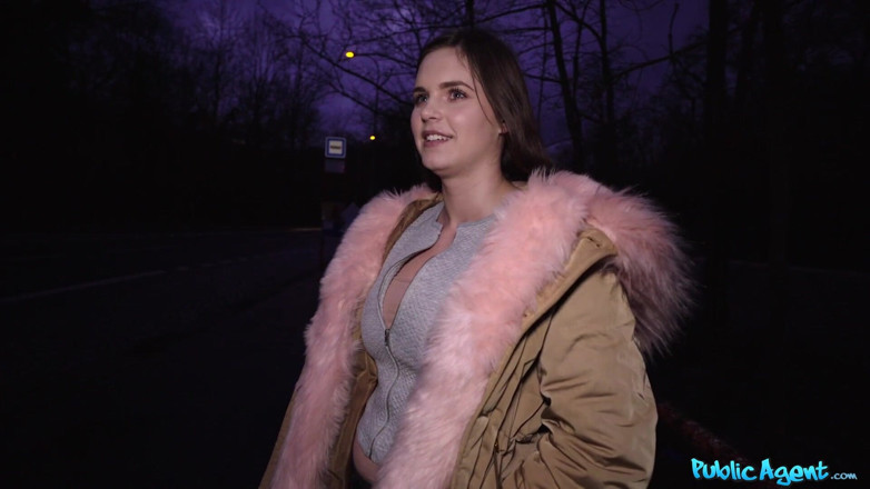 Public Agent: Agente - estudante de 20 anos Taylee Wood mostra seus peitões