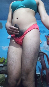 의붓여동생의 브래지어와 팬티를 입고 사정할 때까지 핑거링과 쓰다듬는 인도 펨보이 크로스드레서