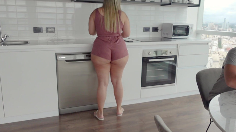 Suny Lune: Une soubrette MILF envoie des nus trop excitée