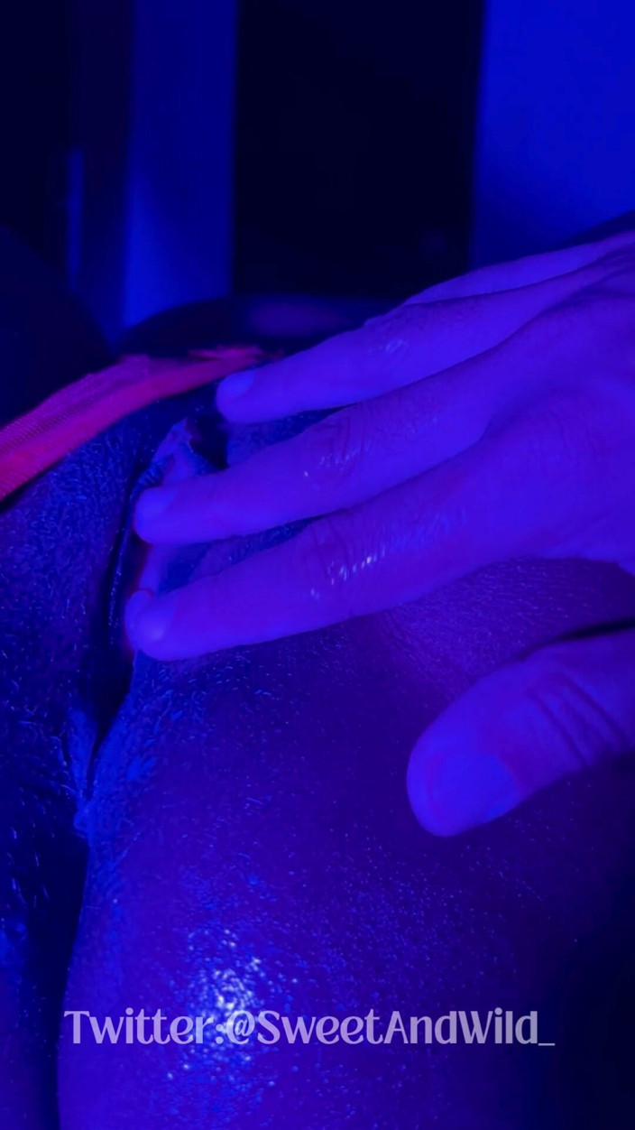 AfroLatinCouple: Zeița negresă scursă Neon Thong și vibrator ejaculează