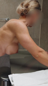 Il figliastro si unisce alla sua matrigna sexy sotto la doccia