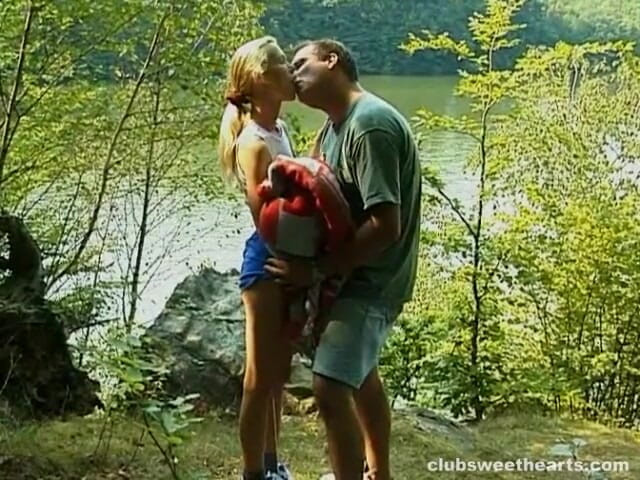 SkinnySweetHearts: Debbie viene scopata sulla riva del fiume