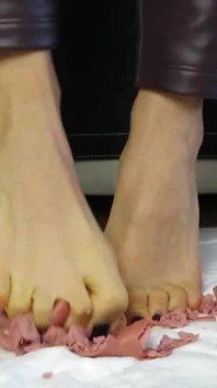 Wurstel Bare Feet Crushing