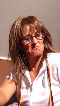 Solo de casting y ella está allí - a una mujer madura con gafas le gusta mostrar su coño