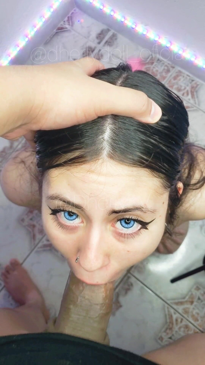 DherlyDoll: Dherlydoll tüm yarağımı ağzına alıyor ve sonra ateşli dölümü yutuyor