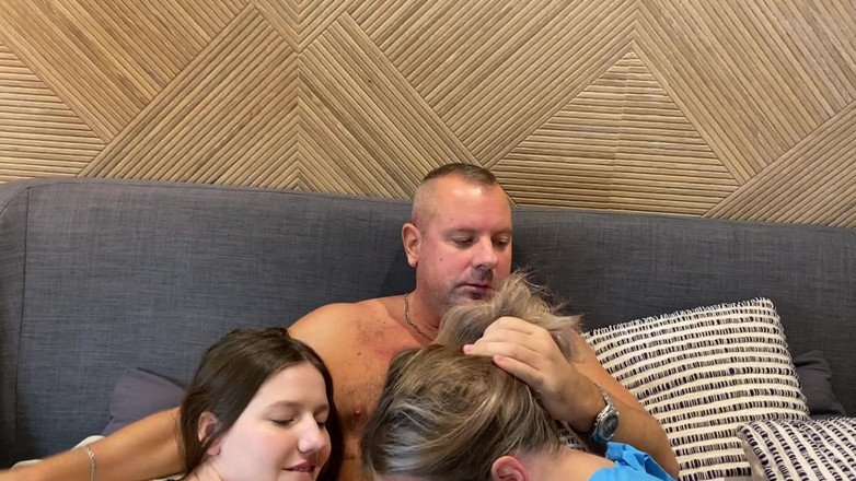 LeoCasanova: Două iubite curve După ce clubul de noapte i-au supt...