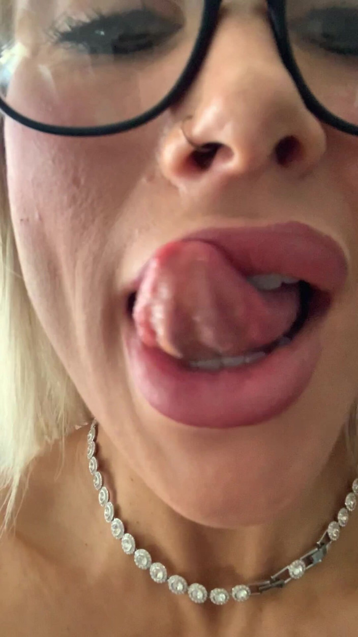 CALLIE ROKS: Štíhlá svalovina s gassy belly farts