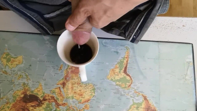 Rafael Torreano: Gorący facet szarpanie się, aby włożyć mleko do kawy