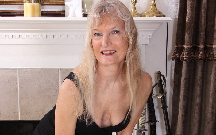 Older Woman Fun: Claire, mamie américaine, sait toujours comment te rendre ta bite...