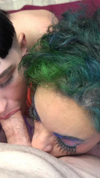 Dacey ve Tiffany yarağı için bir adamı kullanıyor
