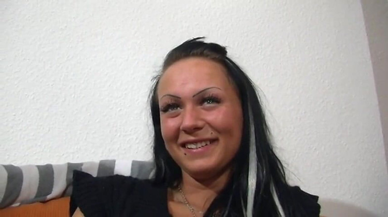 123XXX - 100% Amateurs: Cette jolie brune adore manger du sperme après une baise...