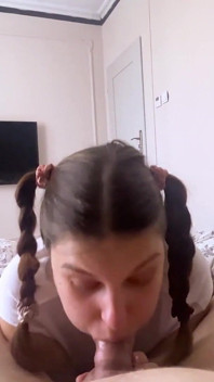 Slampig styvsyster vill bara suga kuk och svälja sperma