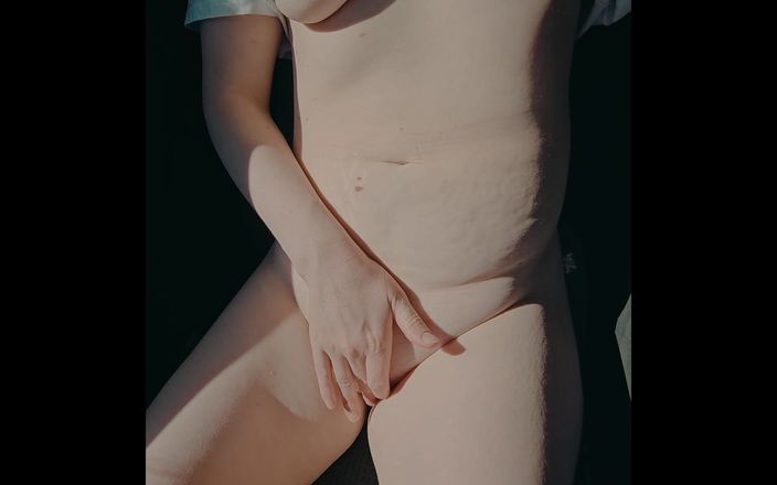 Ogya couple: 在车里，她脱下裤子自慰，在车里她裸体抚摸她的阴户