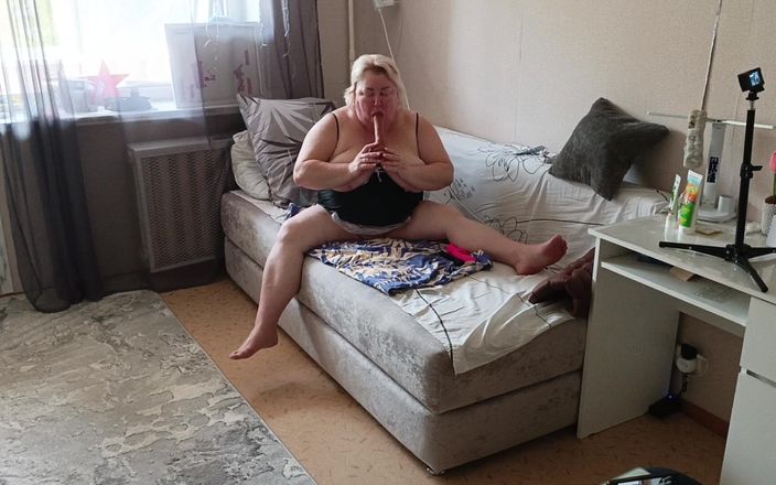 Zona901: Insaciável sogra masturba sua buceta grande com seus brinquedos sexuais