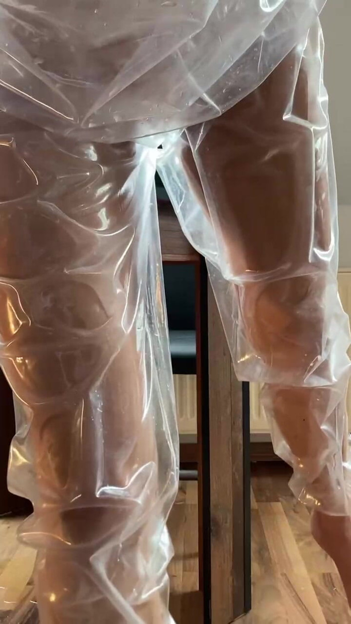 NoMainstream Studio: Seluar PVC Pissed - Di bawah Paparan Meja
